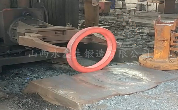 鍛造時的環形鍛件